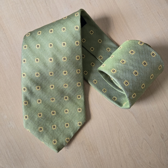 Brooks Brothers Green Tie with Yelloe Patterns - Picture 2 of 7